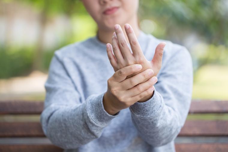Una mujer se duele de los huesos de la mano