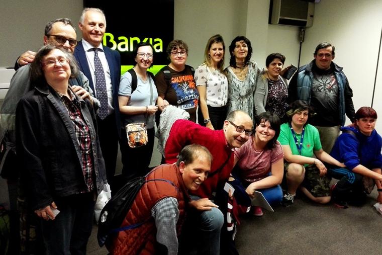 Fotograf&iacute;a de grupo de varios participantes en Finanzas F&aacute;ciles