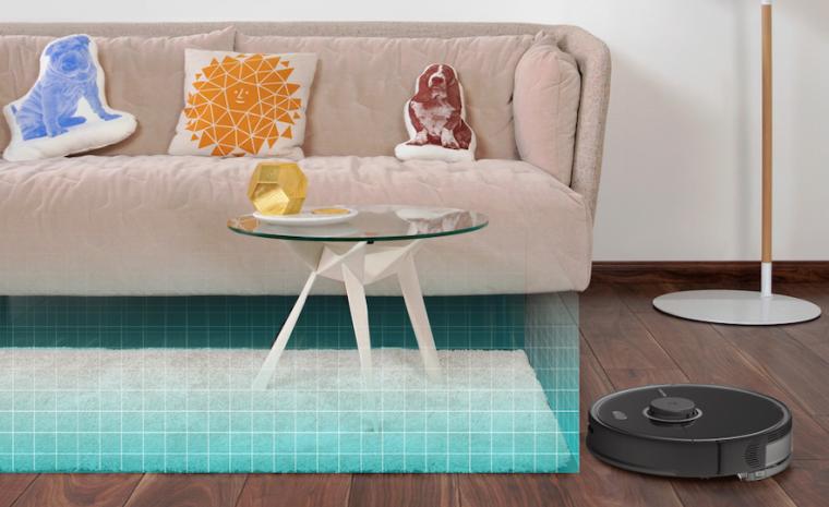 Fotograf&iacute;a de un robot Roborock S6 aspirando en el sal&oacute;n de una casa