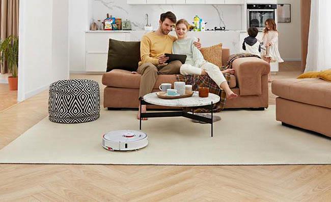 Imagen comercial del robot Roborock S7 limpiando un sal&oacute;n 