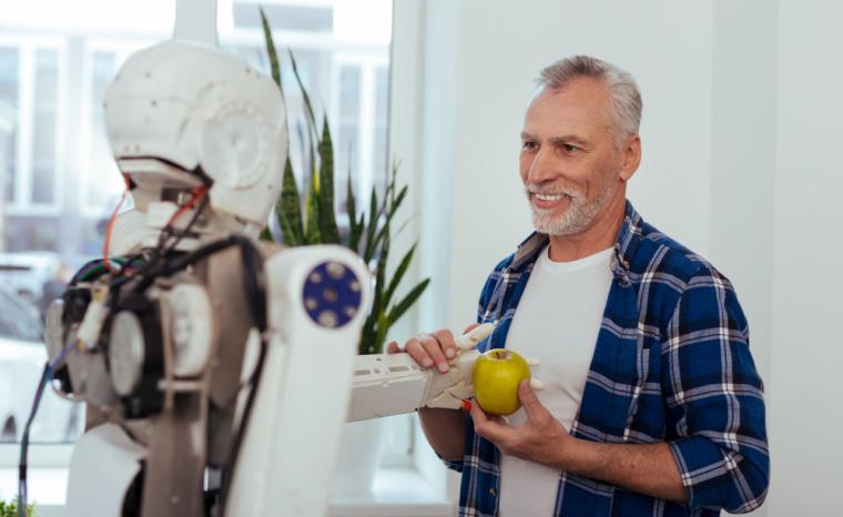Un hombre interact&uacute;a con un robot