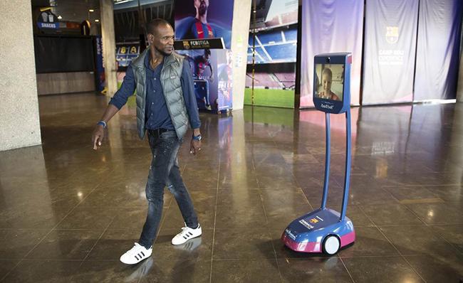 El ex jugador de f&uacute;tbol Eric Abidal acompa&ntilde;a al Robot Pol