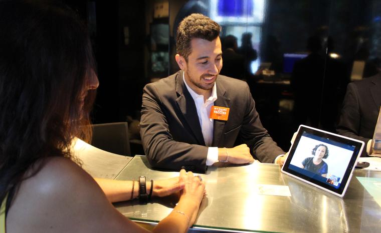 Un cliente utiliza el servicio de v&iacute;deo interpretaci&oacute;n