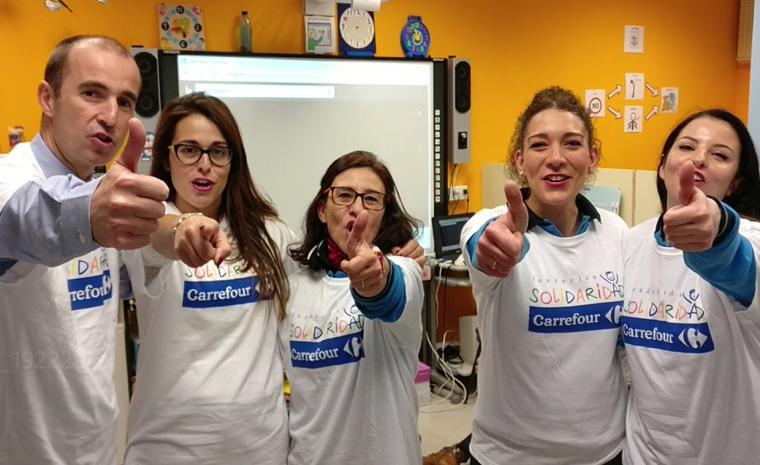 Voluntarios de Fundaci&oacute;n Carrefour en la sala de estimulaci&oacute;n sensorial