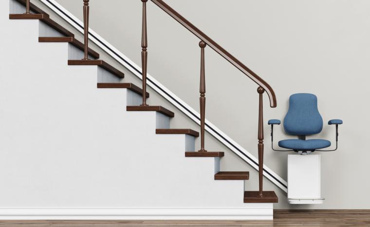 Imagen de una silla salvaescaleras en una casa