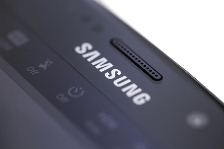 Parte superior de un tel&eacute;fono de Samsung