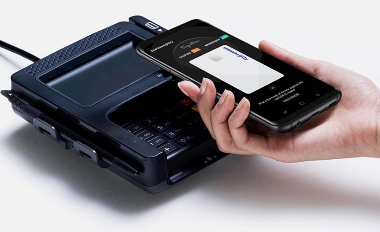 Imagen comercial de un tel&eacute;fono m&oacute;vil utilizando Samsung Pay