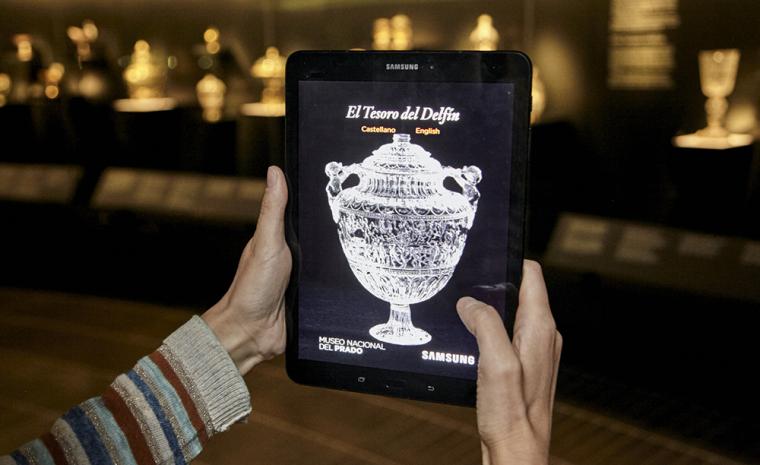 Una tableta con la aplicaci&oacute;n de la exposici&oacute;n El Tesoro del Delf&iacute;n