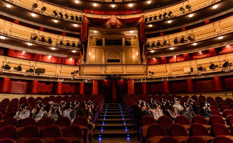Varias personas utilizan gafas de realidad virtual dentro del Teatro Real