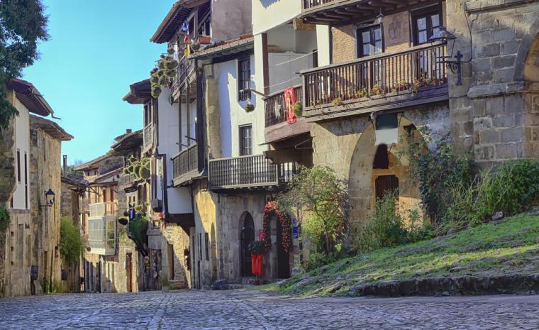 Imagen de las calles de Santillana del Mar