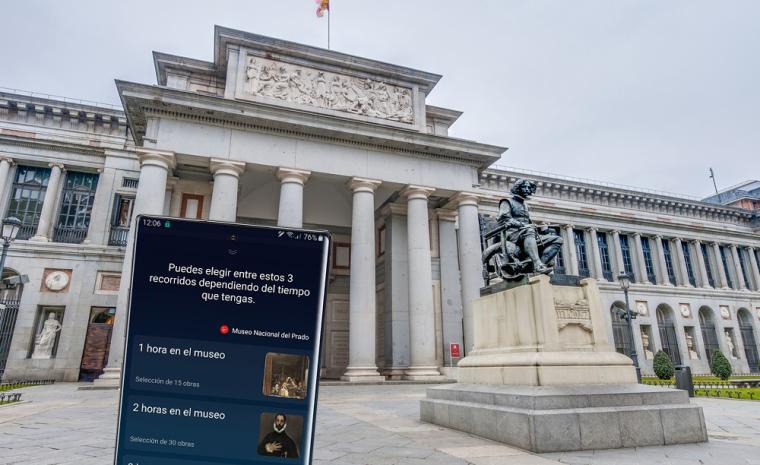 Entrada al Museo del Prado con un tel&eacute;fono Samsung mostrando la informaci&oacute;n sobre el museo a trav&eacute;s de Bixby