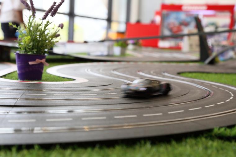Una pista de coches de juguete