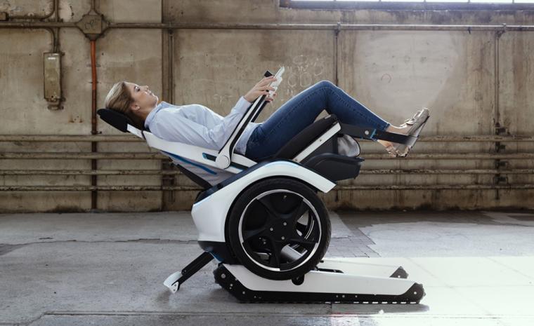Fotograf&iacute;a de una mujer utilizando una silla Scewo