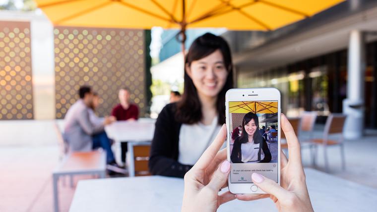 Una persona utiliza la opci&oacute;n de detecci&oacute;n de rostros de Seeing AI