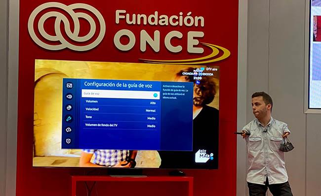 Imagen de la presentaci&oacute;n del sello Atech en un momento de la demostraci&oacute;n de la accesibilidad de los televisores Samsung