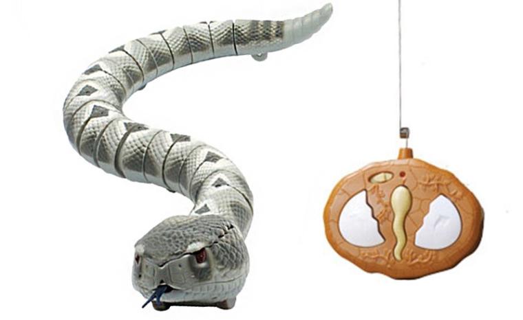 Imagen de la serpiente de cascabel por radiocontrol adaptada