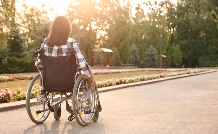 Una mujer en silla de ruedas en un entorno rural