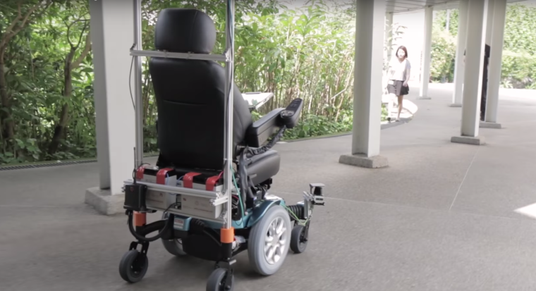 La silla aut&oacute;noma movi&eacute;ndose por las instalaciones del MIT