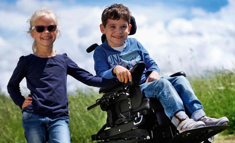Un ni&ntilde;o utiliza una silla Zippie junto a su hermana