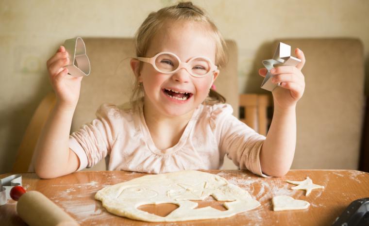 Una ni&ntilde;a con s&iacute;ndrome de Down se divierte cocinando
