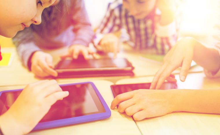 Ni&ntilde;os utilizando tabletas en la escuela