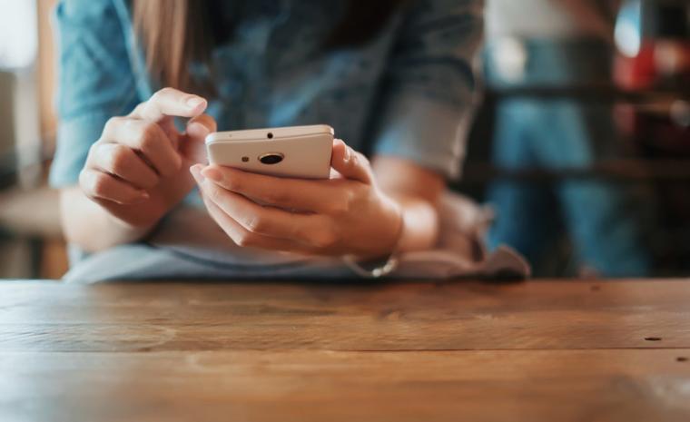 Una mujer utiliza su smartphone Android