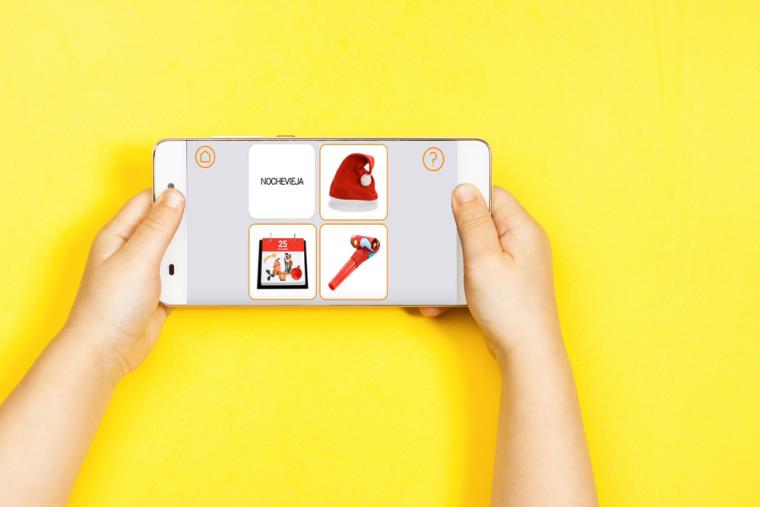 Un ni&ntilde;o con un smartphone utiliza la aplicaci&oacute;n Soyvisual