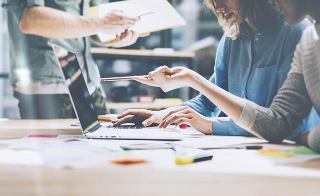 Imagen de varias personas trabajando en un proyecto empresarial
