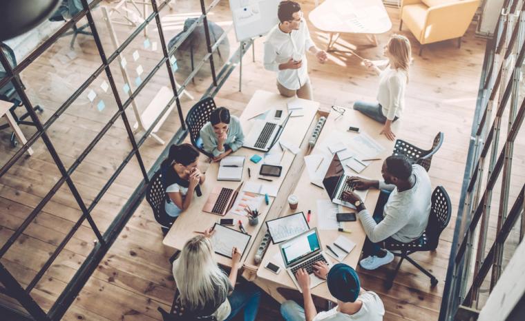 Varias personas trabajando alrededor de una mesa en una startup
