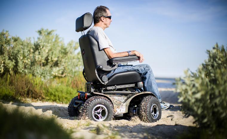 Un hombre utiliza la silla Extreme X8 en la arena de una playa