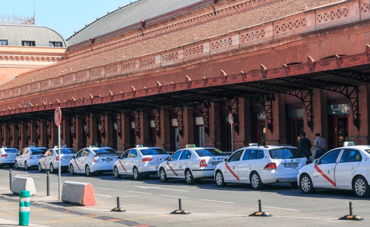 Una fila de taxis frente a la estaci&oacute;n de Atocha en Madrid