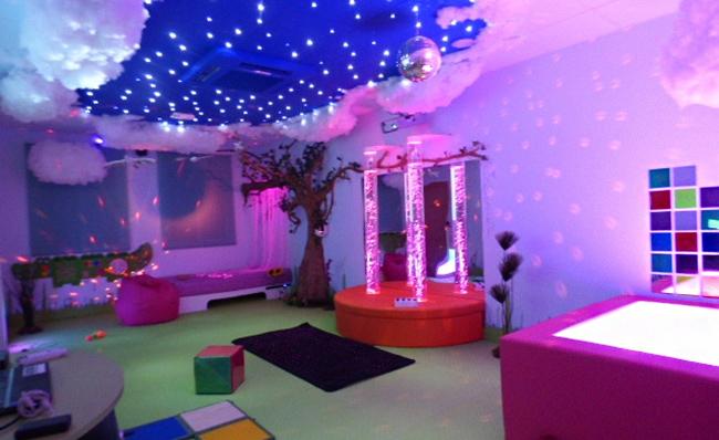 Imagen de una sala Teatro Sense de Eneso con los elementos de estimulaci&oacute;n multisensorial
