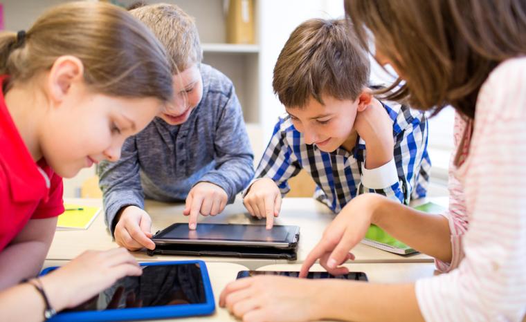 Varios ni&ntilde;os utilizan distintos dispositivos tecnol&oacute;gicos en el aula