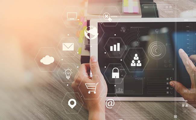 Imagen con distintos iconos sobre tecnolog&iacute;a incorporados en la que se ve unas manos utilizando una tableta