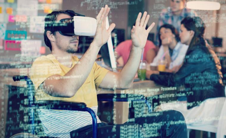 Un joven con discapacidad en silla de ruedas utiliza una gafas de realidad virtual