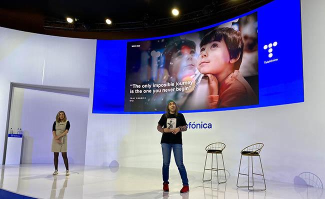 Chema Alonso en su presentaci&oacute;n en el stand de Telef&oacute;nica en el MWC 2022 de Barcelona