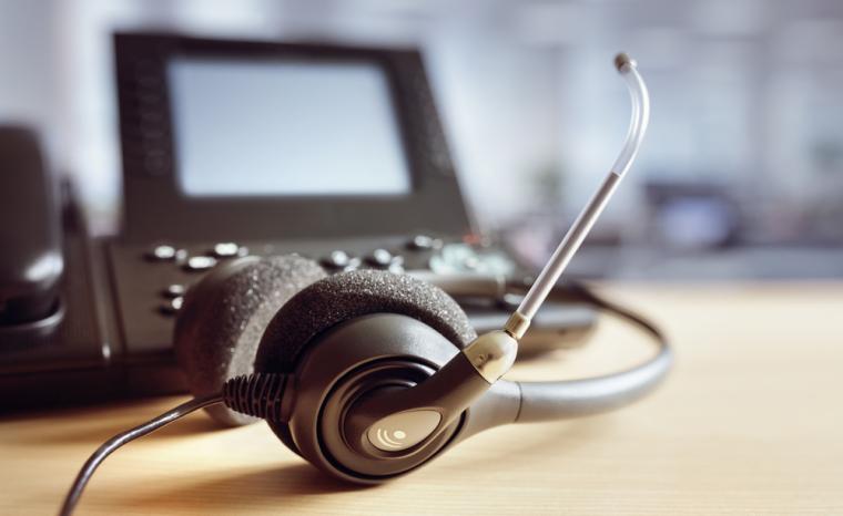 Fotograf&iacute;a de un tel&eacute;fono y unos auriculares de una centralita