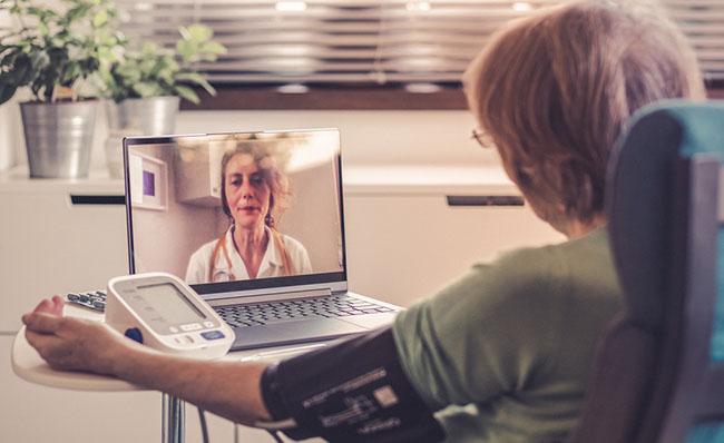 Una persona mayor utiliza un servicio de telemedicina
