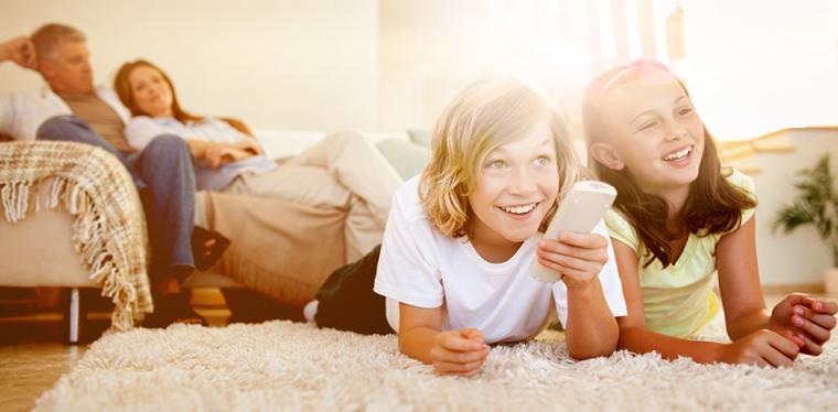 Fotograf&iacute;a de una familia viendo la televisi&oacute;n