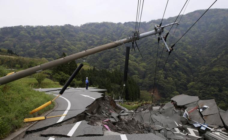 Imagen de una carretera y un poste el&eacute;ctrico da&ntilde;ados por un terremoto