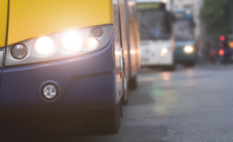 Fotograf&iacute;a de varios autobuses por una ciudad