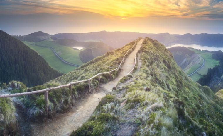 Fotograf&iacute;a de las monta&ntilde;as de Ponta Delgada en las islas Azores