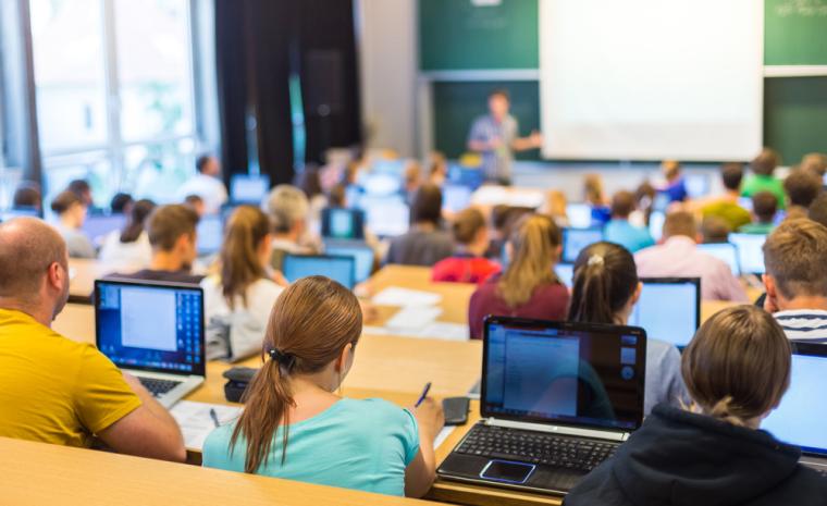 Fotograf&iacute;a en el interior de un aula universitaria