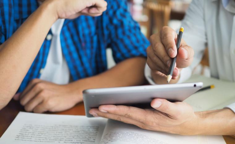 Dos estudiantes de universidad utilizan una tableta