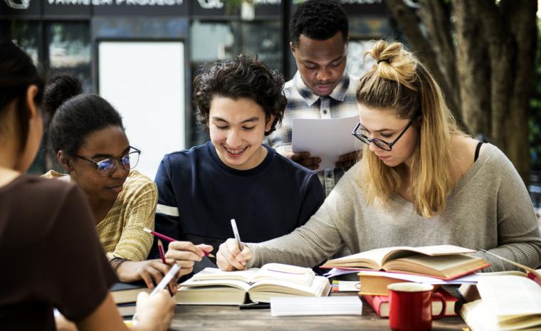 Varios alumnos estudian en una universidad