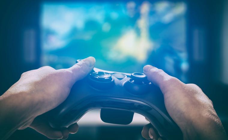 Fotograf&iacute;a de las manos de una persona jugando a un videojuego