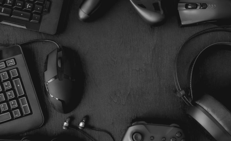 Varios dispositivos relacionados con los videojuegos encima de una mesa