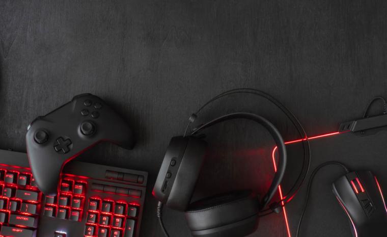 Varios dispositivos ligados a los videojuegos sobre una mesa de madera negra