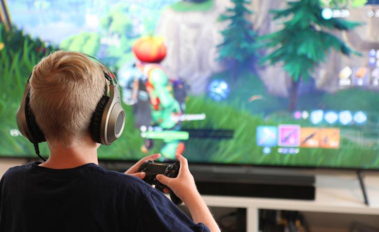 Un ni&ntilde;o juega a la videoconsola delante de un televisor