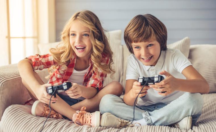 Dos ni&ntilde;os juegan a un videojuego